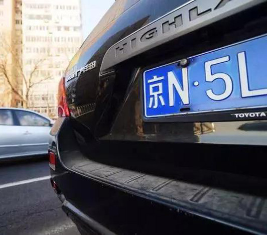 How to remove the license plate fixing screws? What precautions should be taken during the disassembly process?